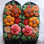 Mittens with embroidered 
