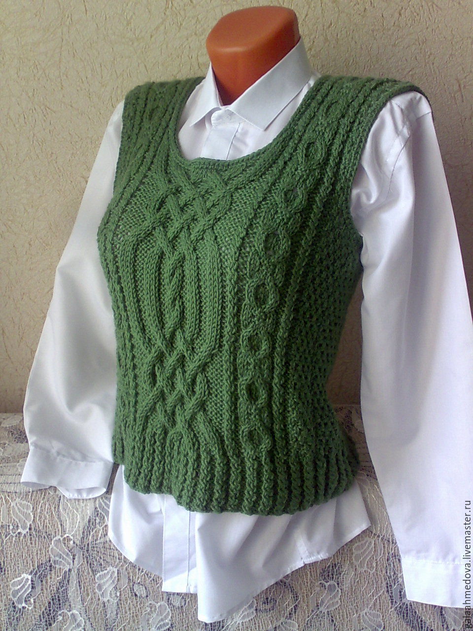 Как связать безрукавку. Жилет Knitted Vest. Жилет с аранами. Вязаная жилетка. Вязаные жилеты для женщин.