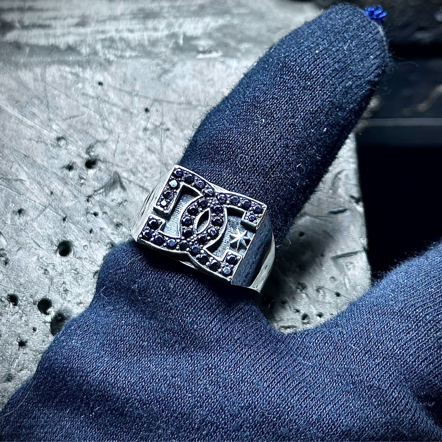 Перстень кольцо DC Shoes серебряное 925 с фианитами в интернет-магазине ...