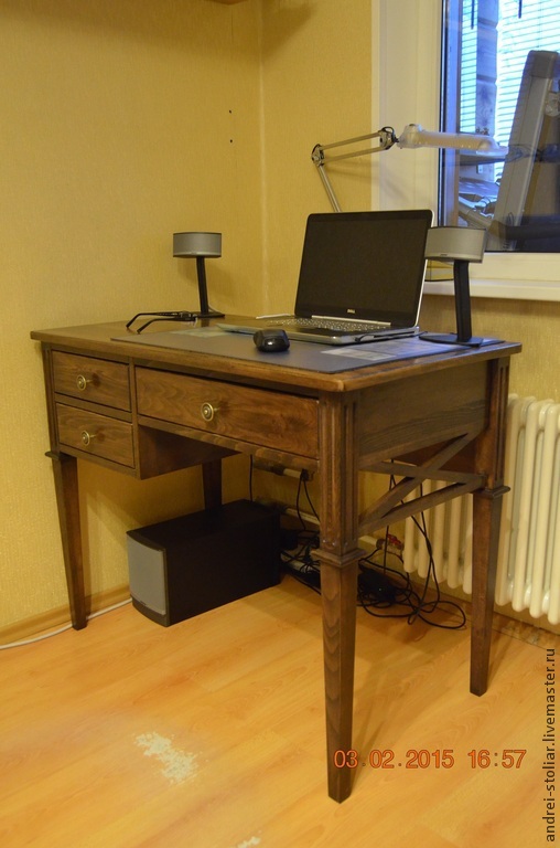 Современный письменный стол из дерева