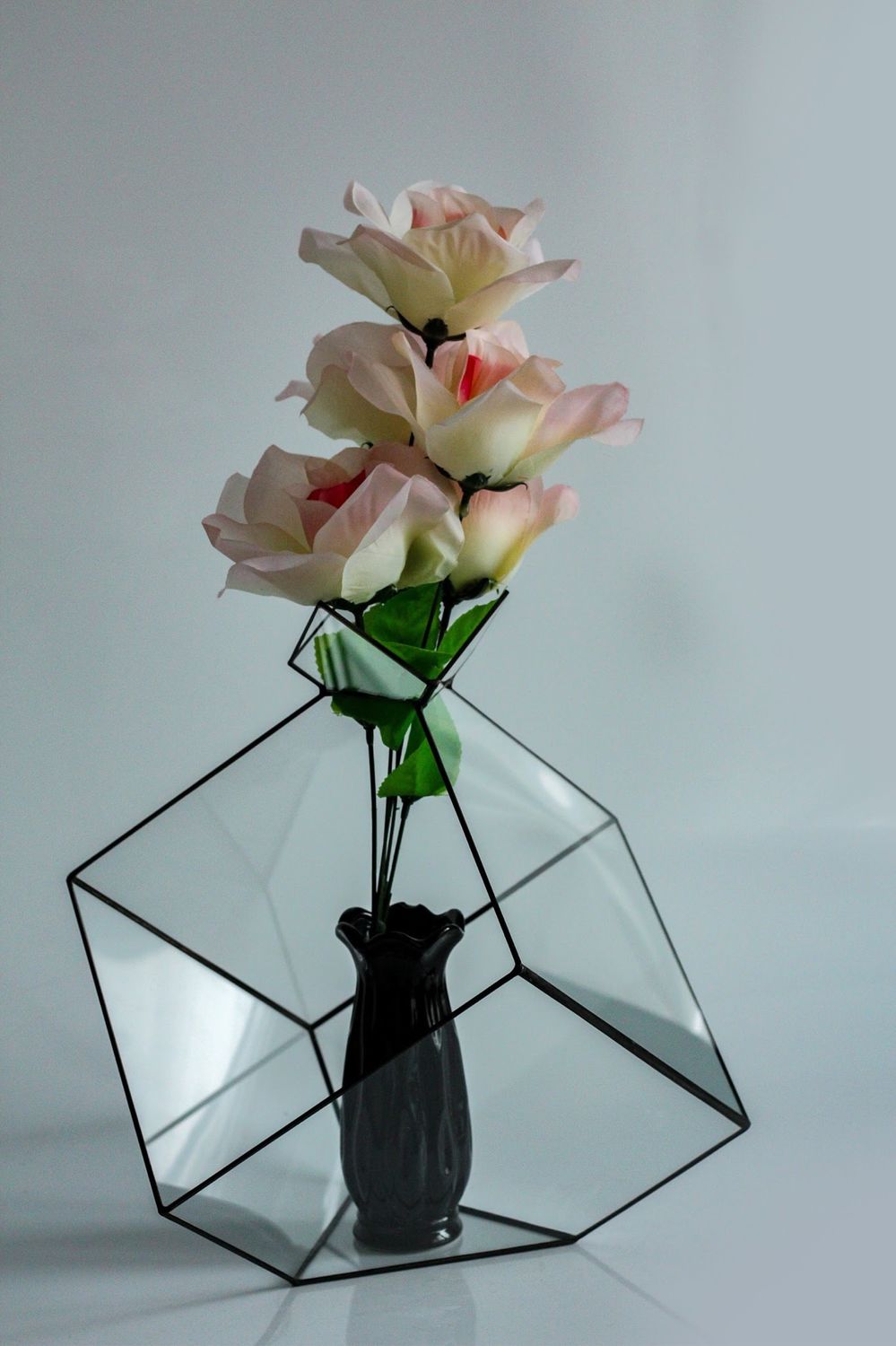 Вазы необычной формы. Вазы с фигурами. Ваза для флорариума техника тиффани. Вазы геометрической формы. Ваза гипс напольная геометричная.