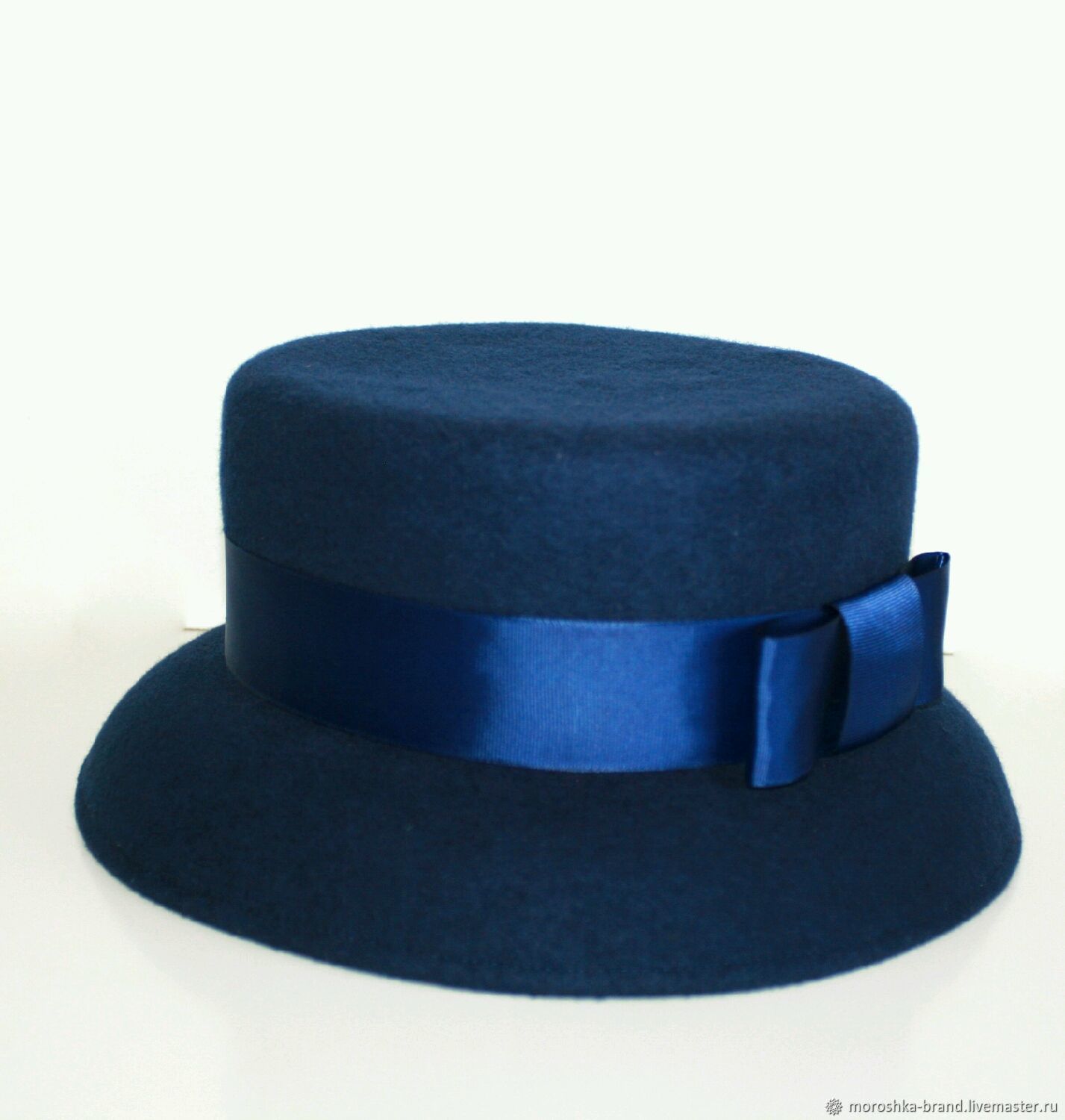 Шляпа синего цвета. Синяя шляпка. Шляпа колокол. Шляпка с синей лентой. Синяя шляпа женская.