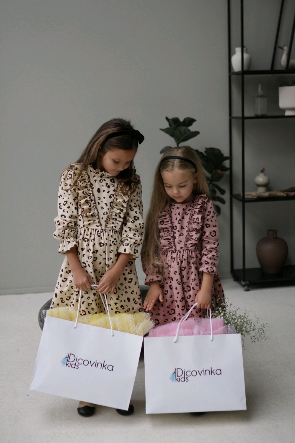 Мама с дочкой создают платья знаменитостей из фольги и мусорных пакетов.