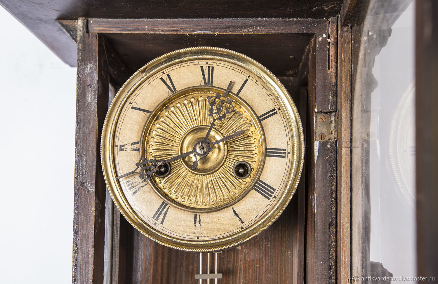 Старинные часы настенные в деревянном корпусе