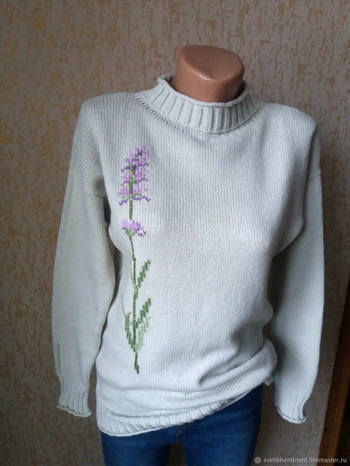 вязаная кофта в деревенском стиле. свитер украшенный цветами. свитер с цветочками эстетика. дизайнерский свитер.