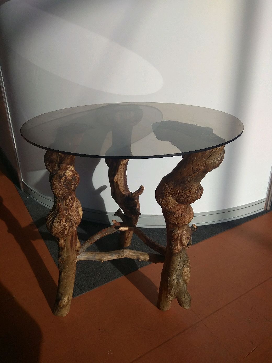 Стол из дерева со стеклянной столешницей