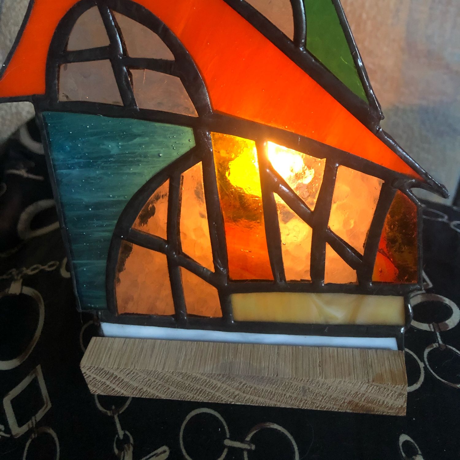 фонарь с цветными стеклами. витраж свеча. подсвечник витражная роспись. картинки для витража свеча цветные. витраж новогодняя свеча.