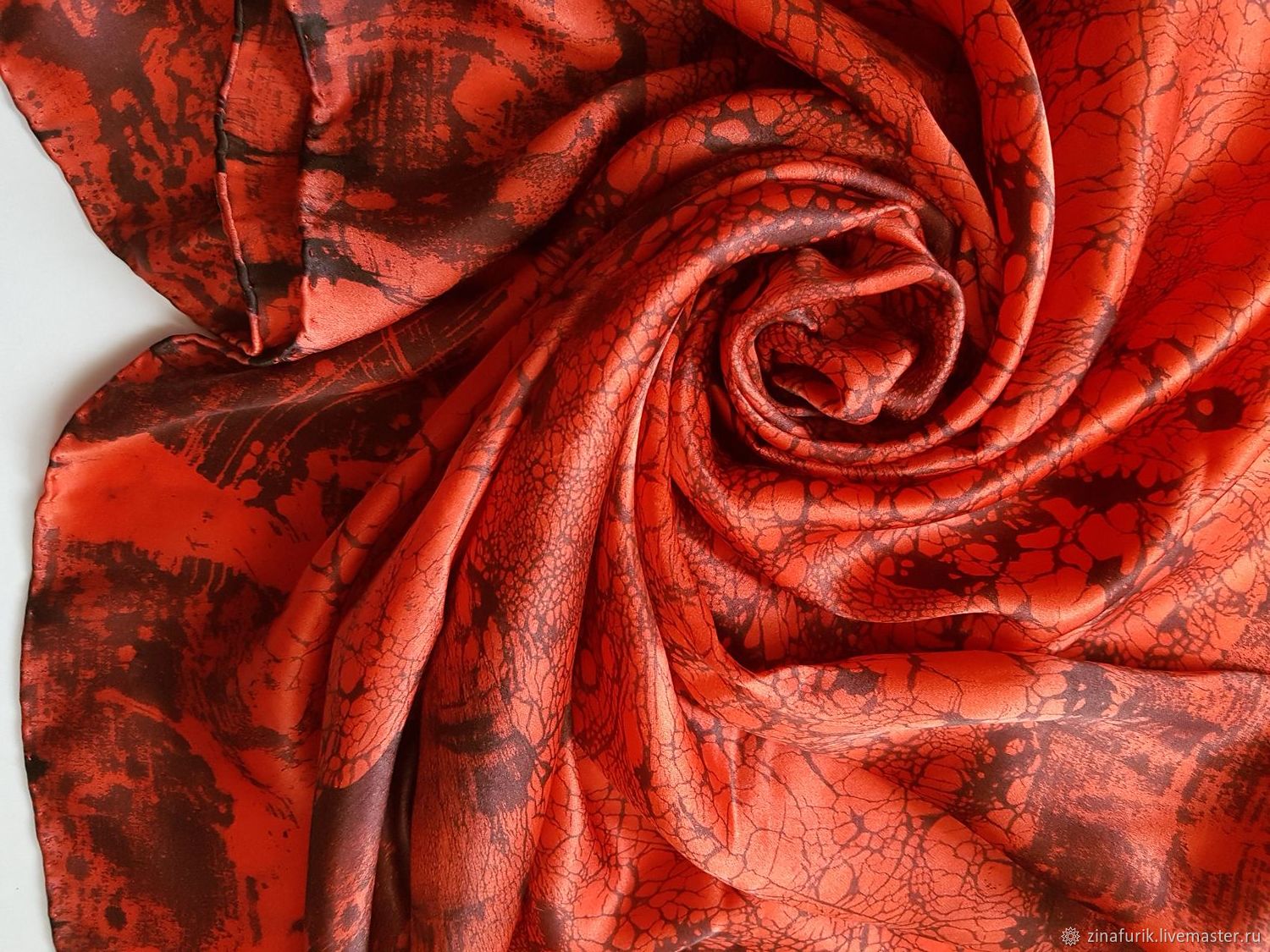 Этта гут алый платок. Шелковая ткань. Красный шелковый платок. Нарядные ткани. Красный шелк.