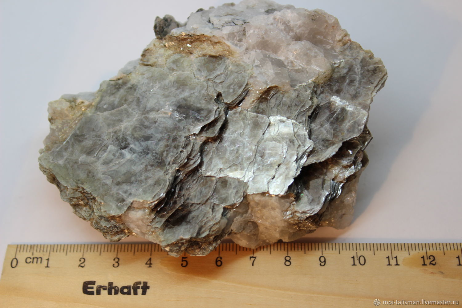 Какой минерал является слюдой. Слюда-мусковит минерал. Минералы кварц, мусковит. Кристаллы слюды. Слюда мусковит Карелия.