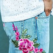 Floral embroidered applique for clothing decoration