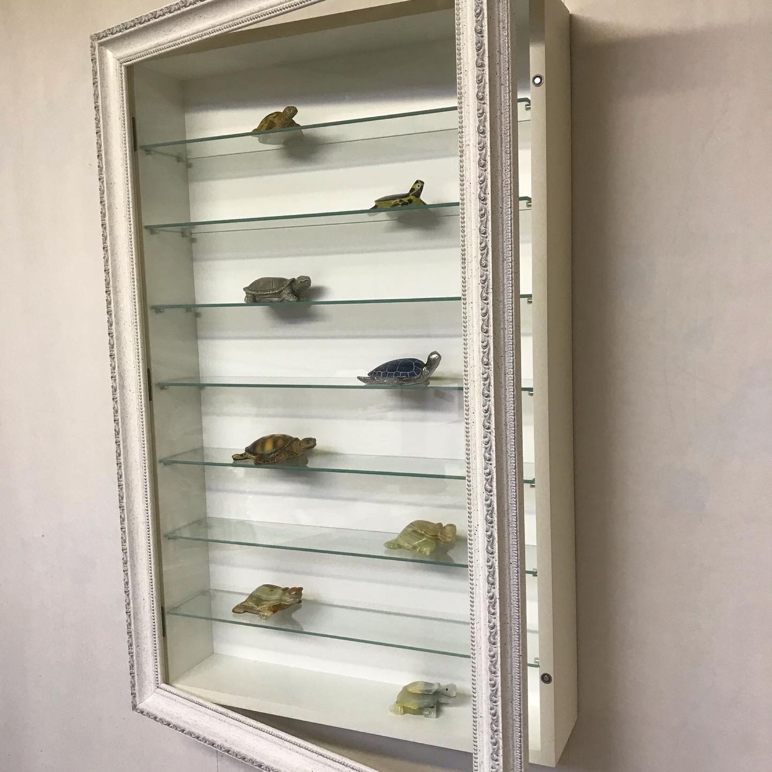 стеклянный шкаф для коллекции