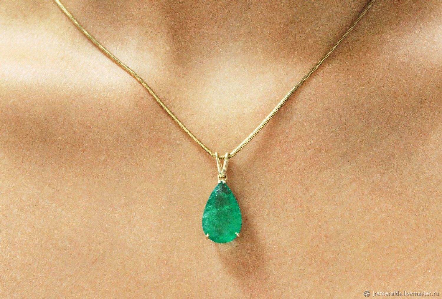 Large Emerald Pear Pendant 6.80 Carats, Natural Pear Shape Green Emera