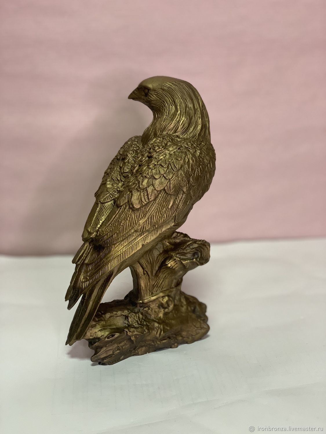 бронза сокол. сокол скульптура композиция. бронзовая статуэтка сокол. голова статуэтки сокола. косопузый фигурка из бронзы.
