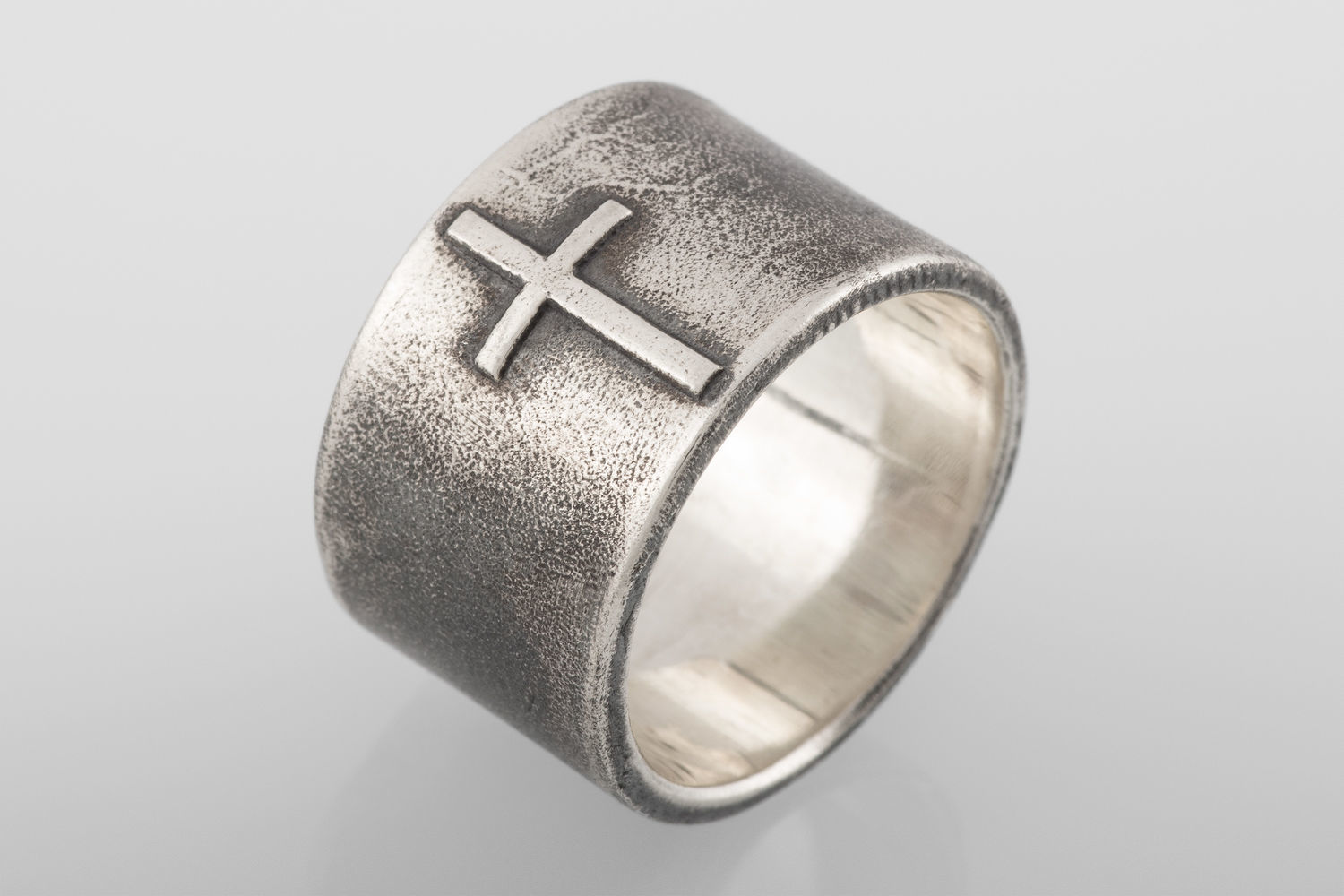 Серебряное кольцо с крестом