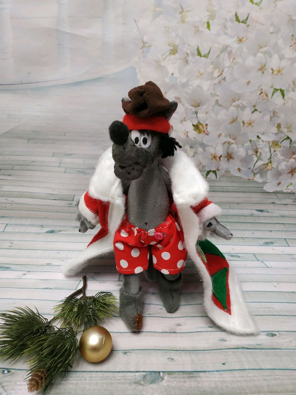 Волк мороз. Дед Мороз и серый волк 1978. Волк дед Мороз. Волк в костюме Деда Мороза. Новогодняя игрушка мягкая волк.