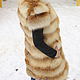 Fur vest from the Siberian foxes,the transverse layout, the hooks, the length in the photo 90-93,collar small stands, possible tailoring of any length, with any collar.

