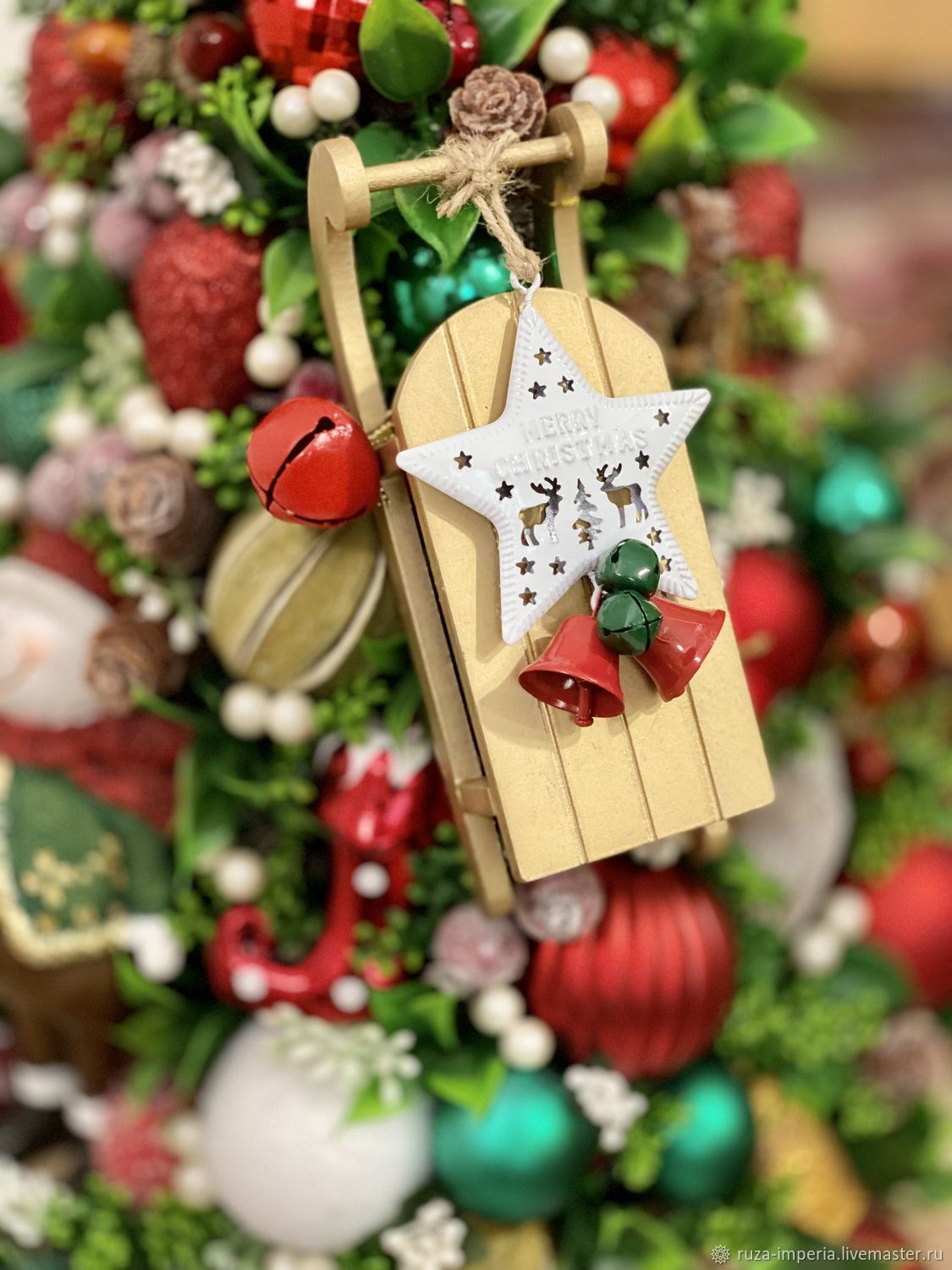 5 м. Новогодняя сказка сосна праздничная 1. Елочные игрушки на еловой ветке. Фигурка новогодняя сказка новогодняя елочка 40 см. Красивые еловые ветви с игрушками.