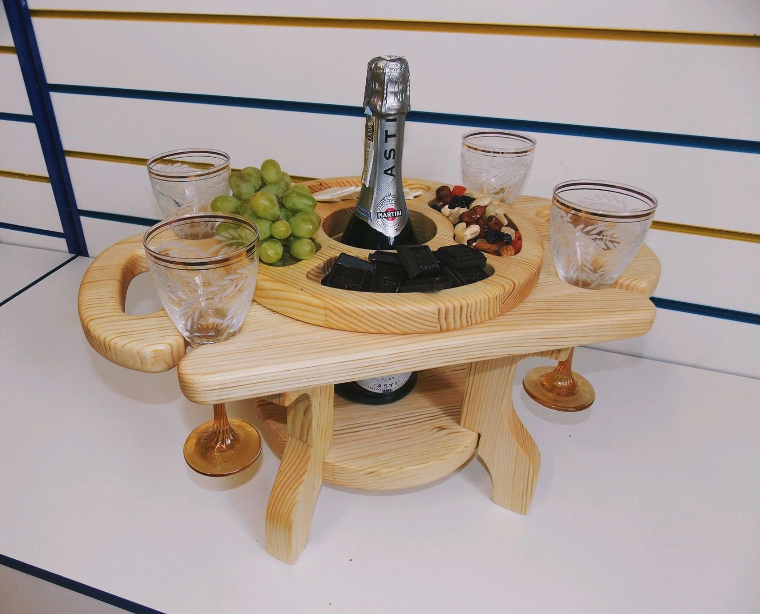 Винный столик с менажницей из дерева