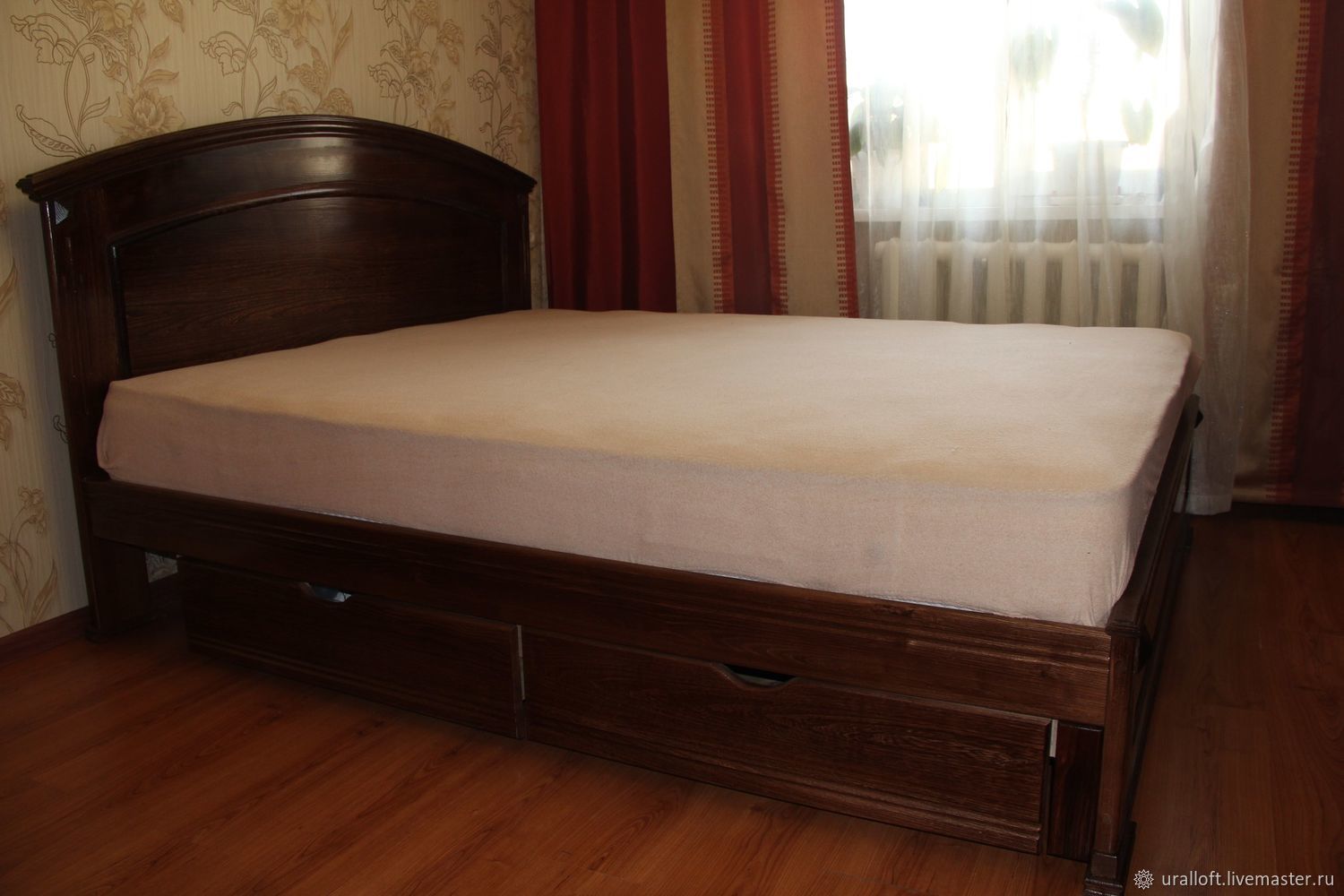 Старая двуспальная кровать
