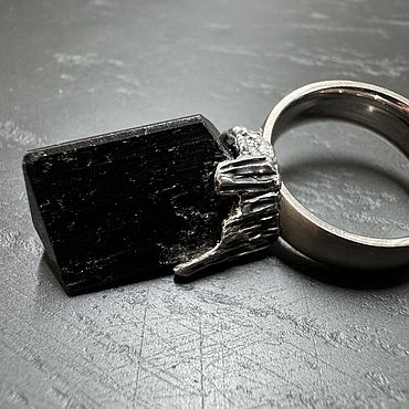 Украшения ручной работы. Ярмарка Мастеров - ручная работа Титановое кольцо с черным турмалином "Ti". Handmade.