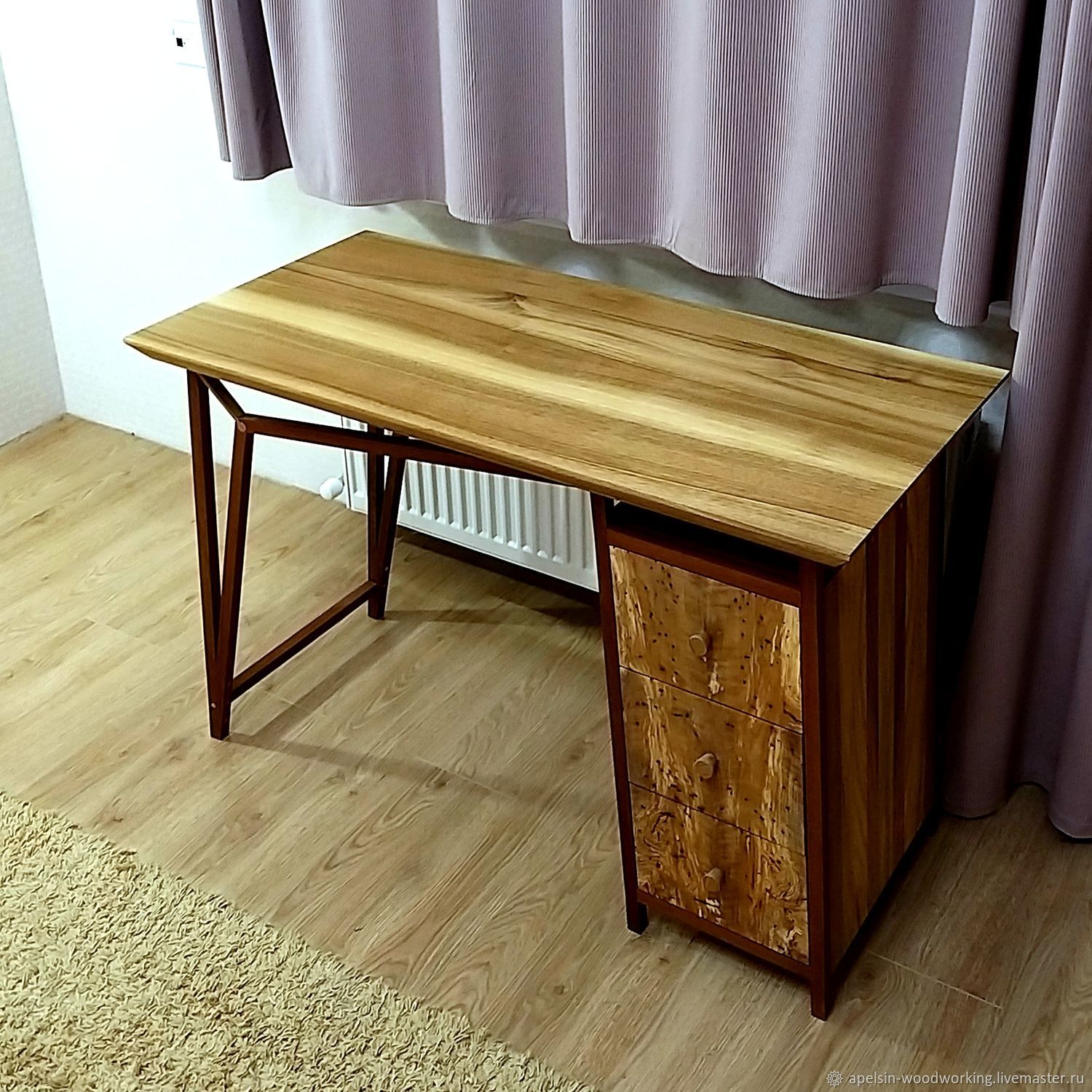 Письменный стол из массива ореха