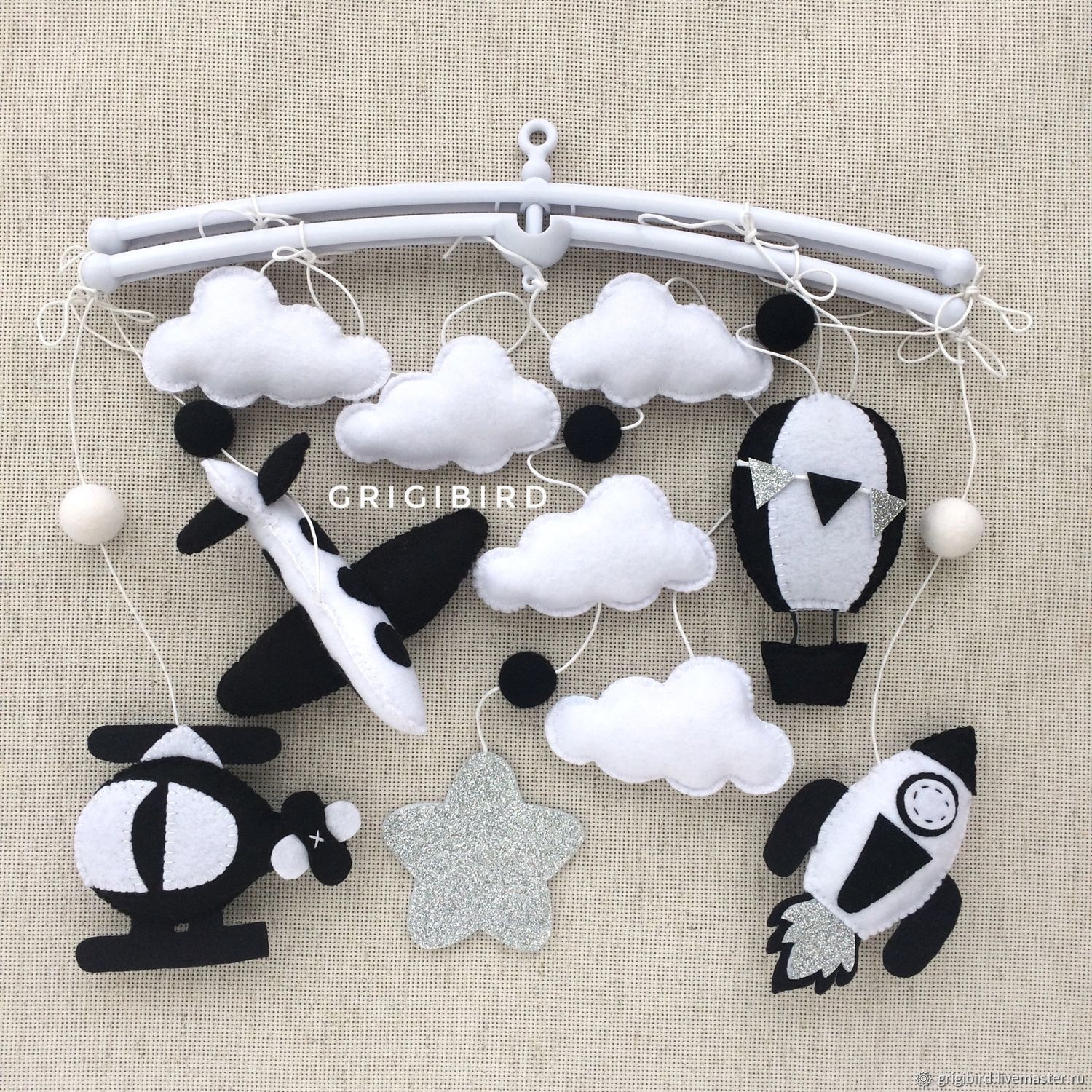 Черно белые игрушки для мобиля. Черно белый мобиль для новорожденных монтессори. Черно белые мобили для новорожденных. Черно белый мобиль для новорожденных монтессори. Черно белые игрушки для мобиля.