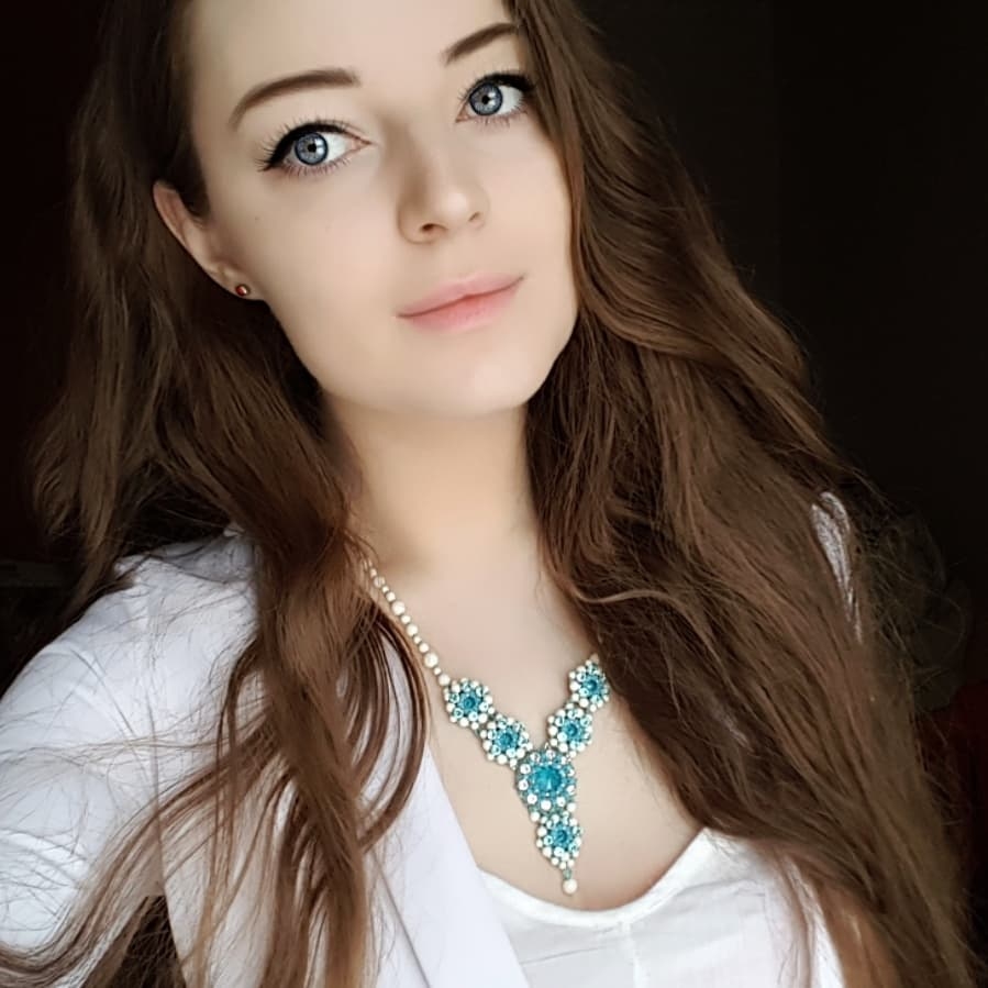 Примеряю колье 