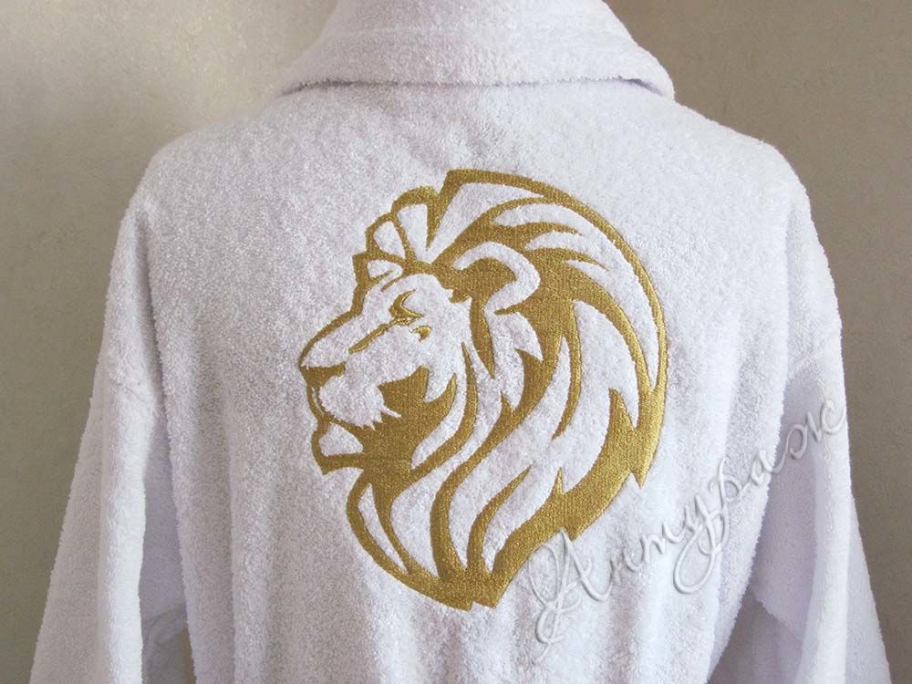 Вышивка на халате лев