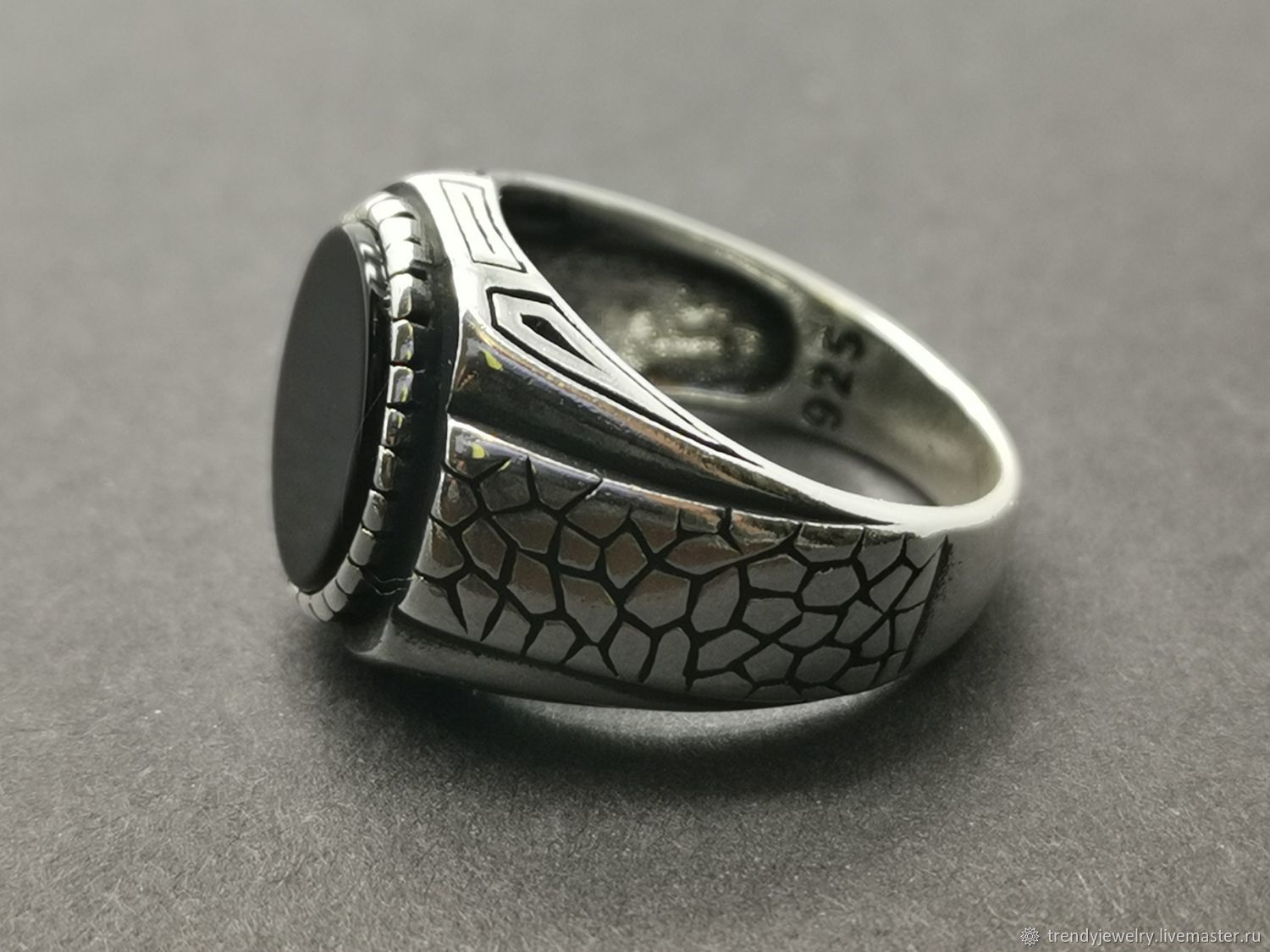 Перстень с черным агатом мужской