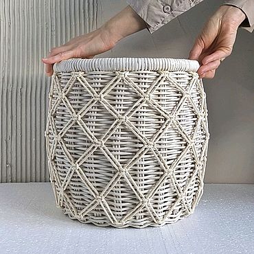 Корзины ручной работы. Ярмарка Мастеров - ручная работа Круглая плетеная корзина с макраме, для хранения. Кашпо для цветов. Handmade.