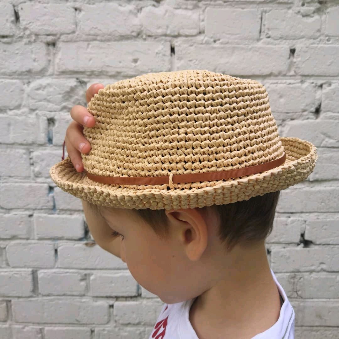 Шляпа детская для мальчика. Шляпа Федора мужская из рафии. Шляпа трилби из рафии. Шляпа соломенная для мальчика. Соломенная шляпка детская.
