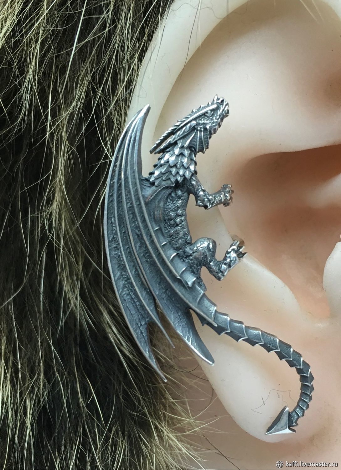 Кафф дракон на ухо. Каффы на уши дракон. Каффы драконы на правое ухо.