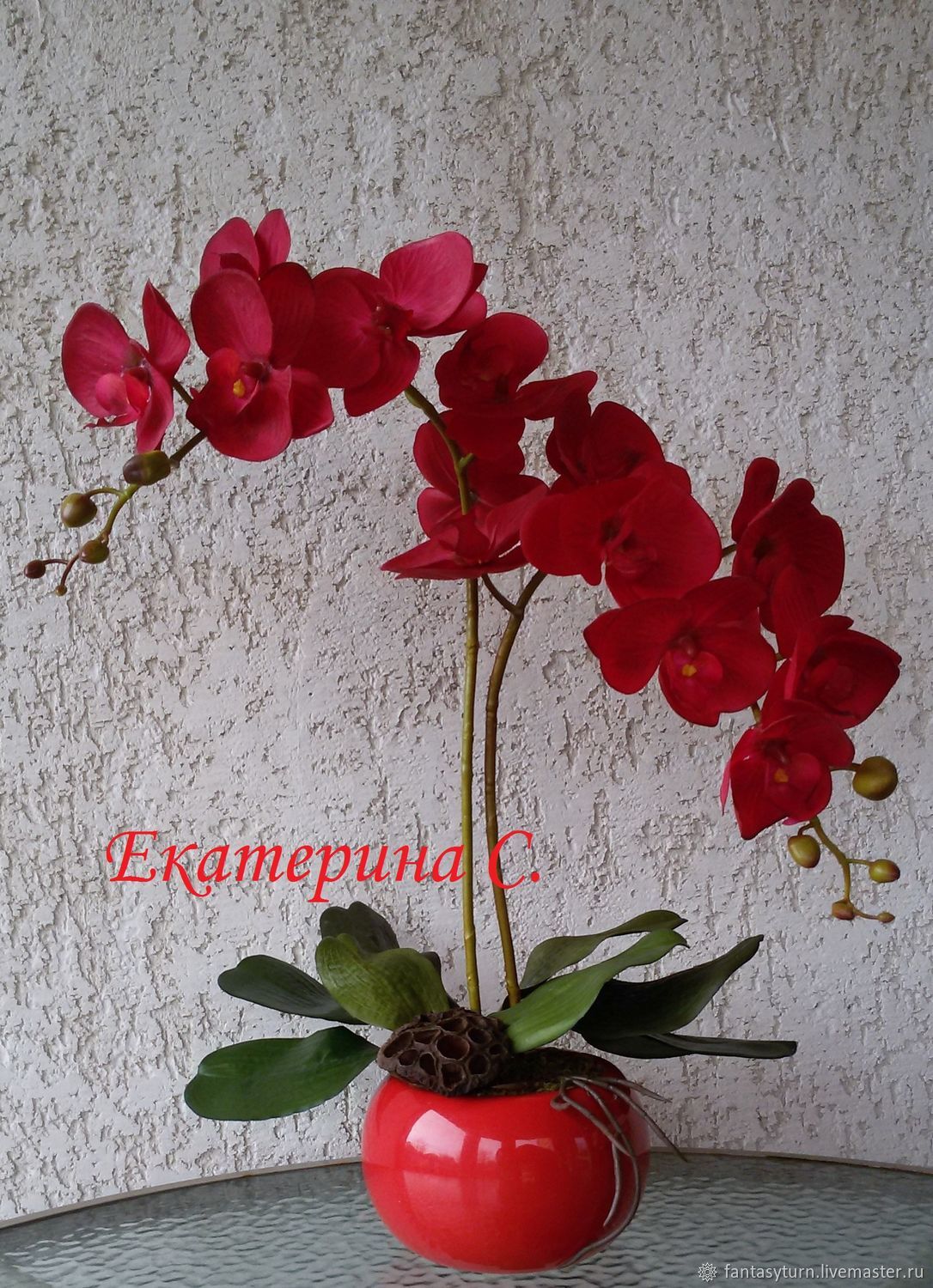 Корзина бело красная с орхидеей фаленопсис