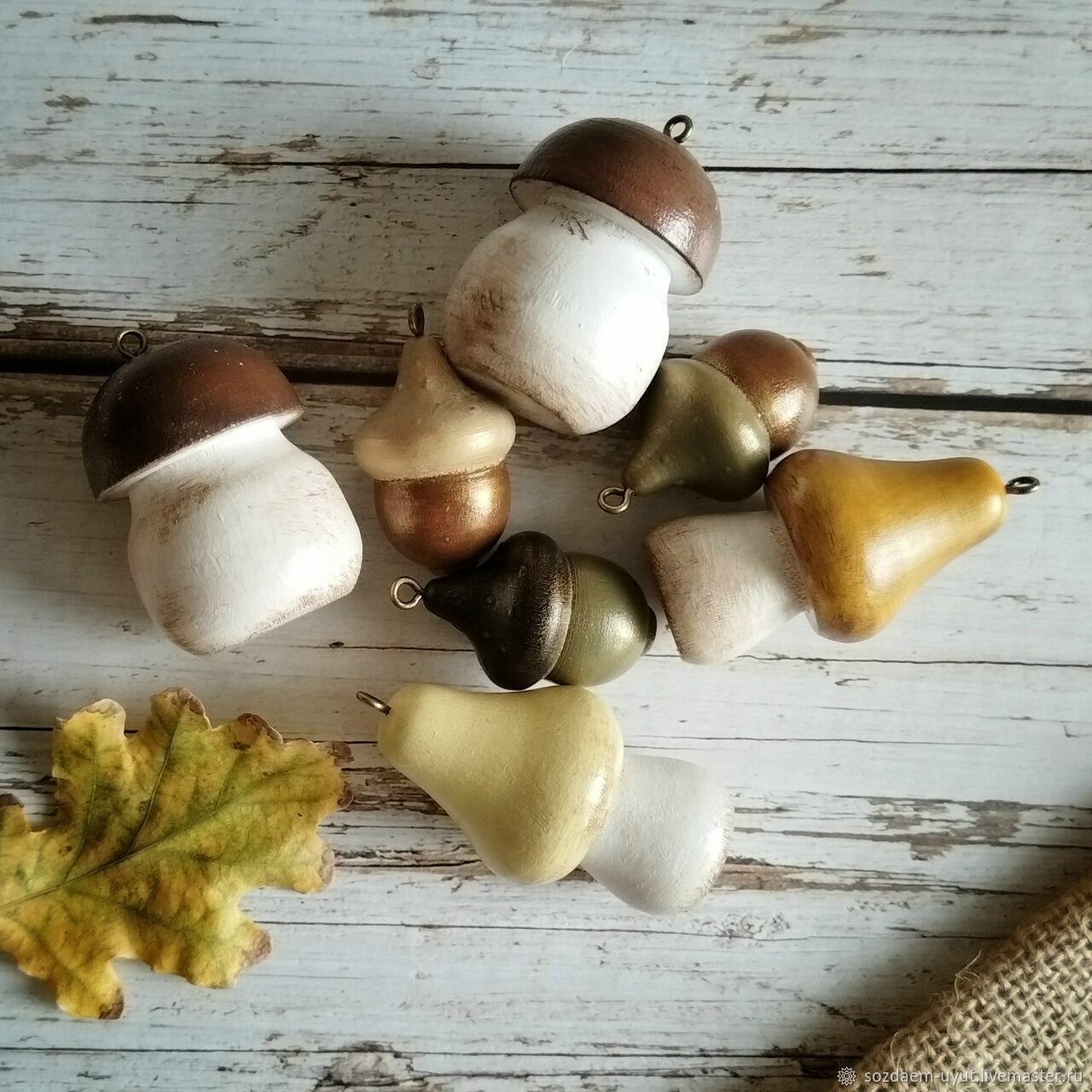 Елочные игрушки из желудей и деревянных бусин в фото