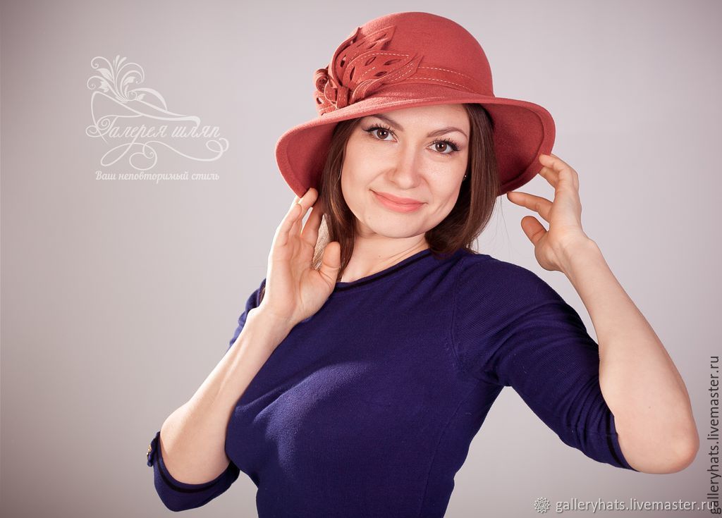 Шляпа из велюра. Фото Бертя в шьяпе. Женские велюровые шляпы в ЦУМЕ В Москве.