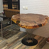 Круглый стол из дерева с эпоксидной смолой