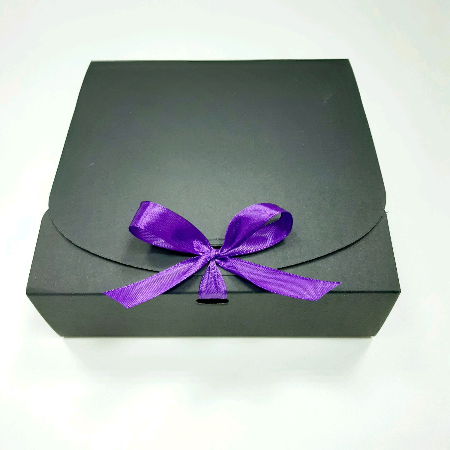 Шестнадцать коробок. Коробочка 4,5х4х2. Черная коробка. Подарочная коробка черно-фиолетовый. Черная коробочка с лентой.
