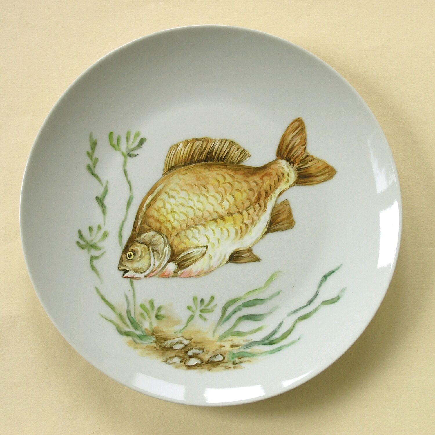 Тарелка рыбка. Рыба на тарелке. Тарелка с рыбками. Тарелка с изображением рыбы. Тарелка с декоративной фигуркой рыбы.