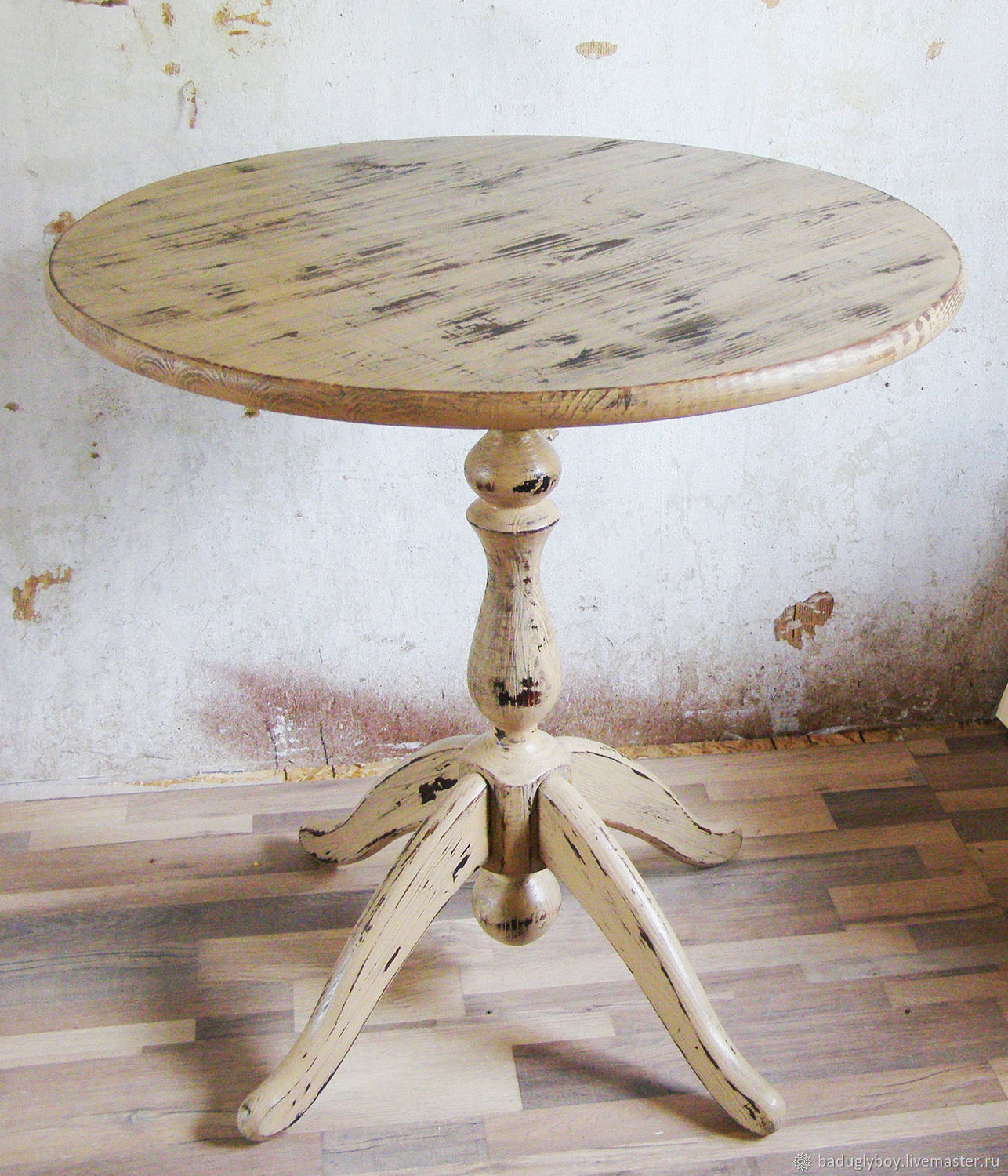 Большой круглый стол из дерева