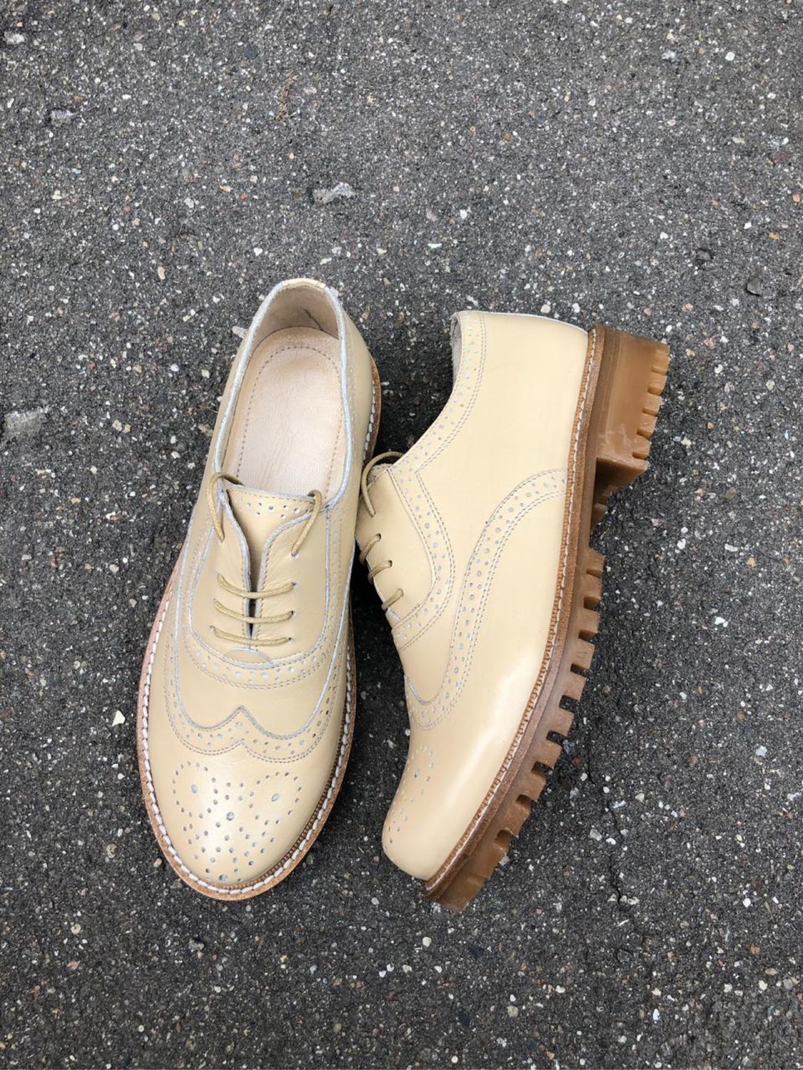 Колодки и подошвы. Бежевая подошва. Бежевая подошва. Подошва для обуви. Кеды на толстой подошве бежевые.