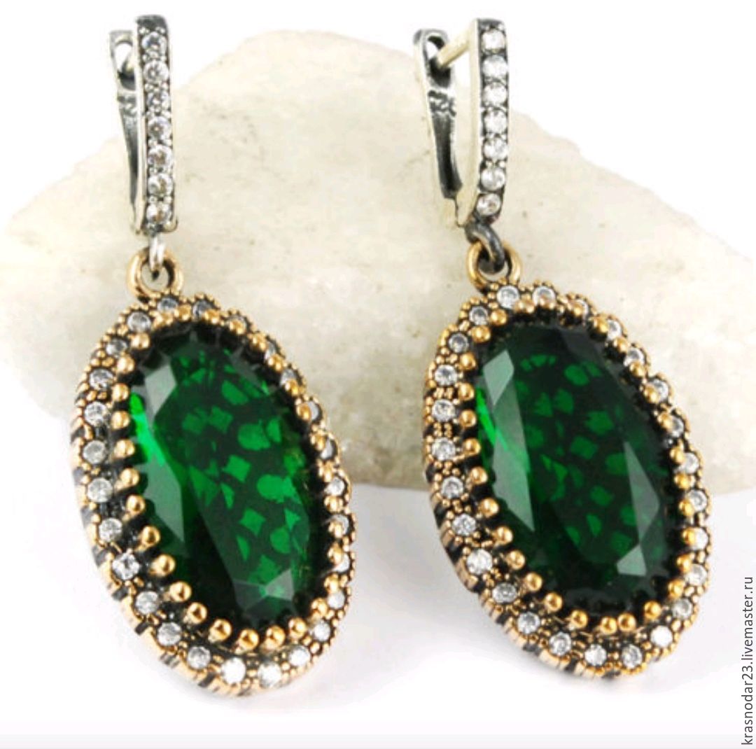 earrings made of 925 sterling silver with an antiqued finish, decorated with large quartz emerald color framed with zircons
