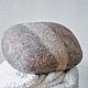 Цвет камня - серо - бежево - коричневый с кремовыми полосками  и бежево-розовыми пятнами. Выглядит очень НАТУРАЛЬНО, как настоящий камень.
© https://www.livemaster.ru/item/edit/26734457?from=0