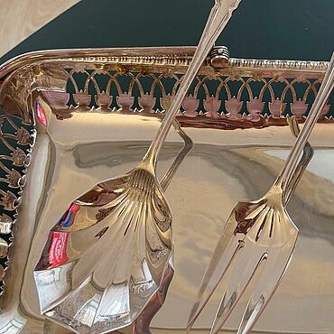 Винтаж ручной работы. Ярмарка Мастеров - ручная работа Винтаж: Антикварный сервировочный набор (ложка и вилка). Серебрение. Клеймо.. Handmade.