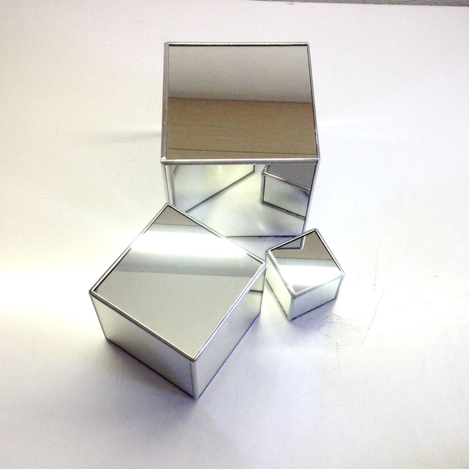 стеклянные кубы