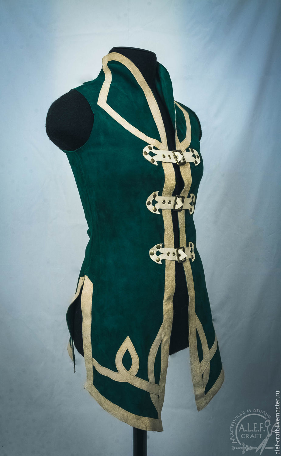 мужской кафтан камзол при петре 1. камзол мужской эпохи петра 1. камзол дублет. бархатный камзол. треуголка эпохи петра 1.