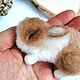 Брошь зайка из шерсти. Новогодние сувениры. Валяние с любовью (lovely-felting). Интернет-магазин Ярмарка Мастеров.  Фото №2