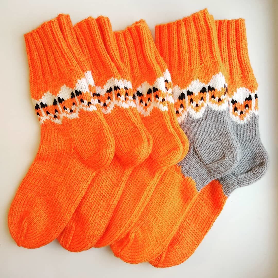 Свитер шарф носки. Носки лисички. Вязаные носки. Оранжевые вязаные носки. Оранжевые варежки.