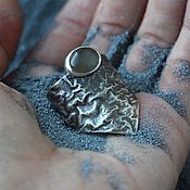 Серебряное кольцо в античном/средневековом стиле с кабошоном лабрадора