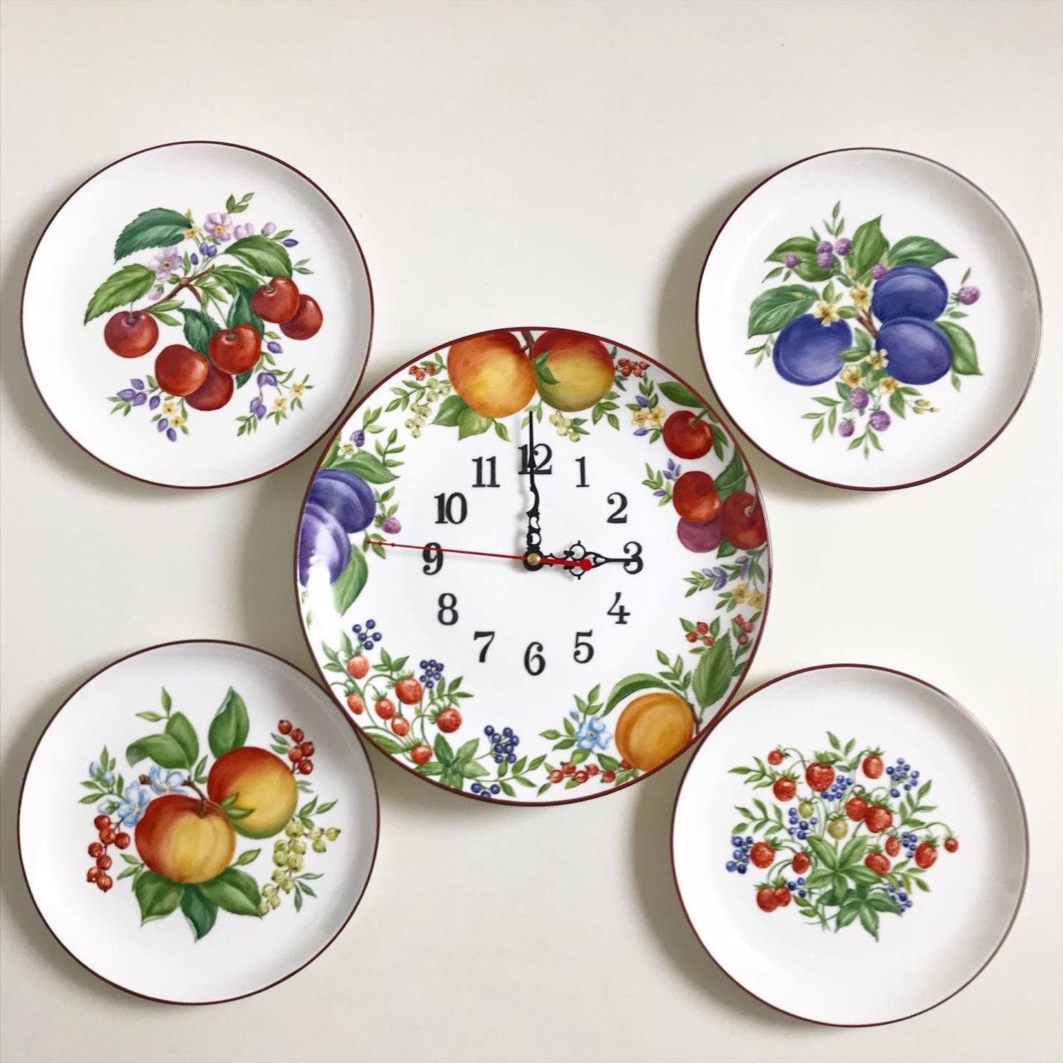 жидкий час ягодный. настенные часы с ягодами. часы ягоды. часы ягоды. посуда с декором клубники.