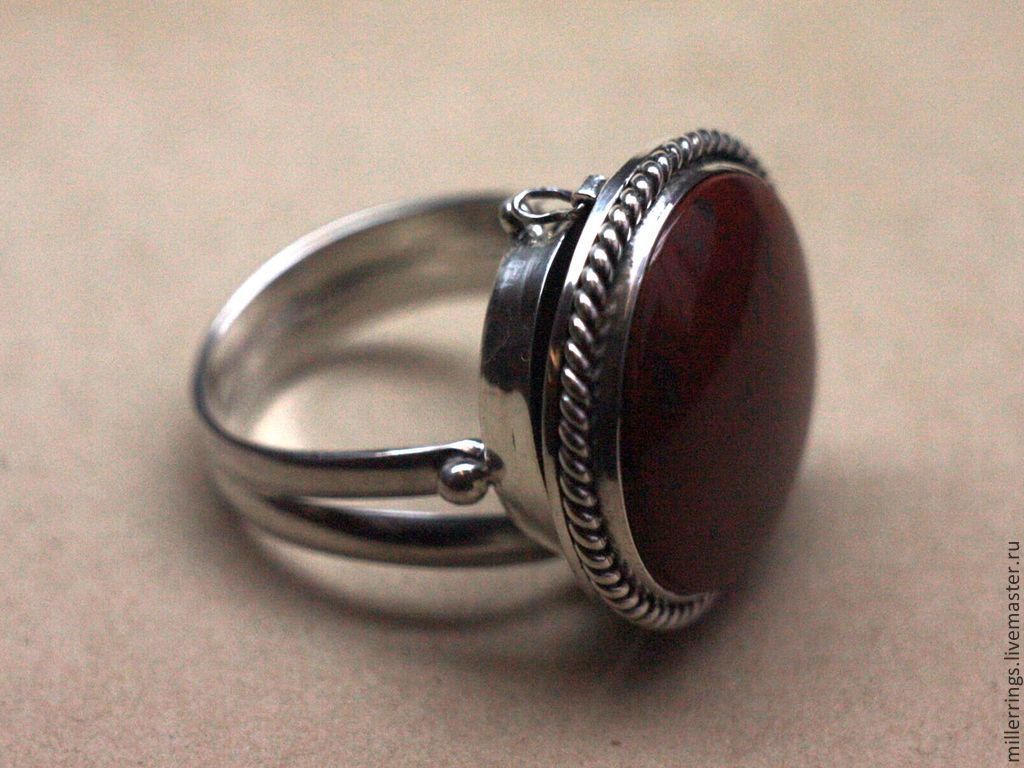 Авито кольцо мужское. Перстень Чезаре Борджиа. Старинные кольца с камнями. Старинные мужские кольца. Старинные кольца из серебра.